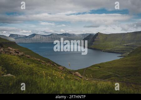 Vues spectaculaires sur les fjords pittoresques sur les îles Féroé près du village de Fonningur avec des montagnes pendant une journée de printemps ensoleillée. Banque D'Images