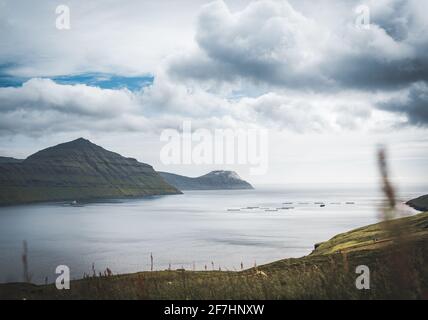 Panorama exceptionnel sur les falaises de l'île Féroé et le miroir de l'océan. Eysturoy, Îles Féroé, Danemark. Banque D'Images