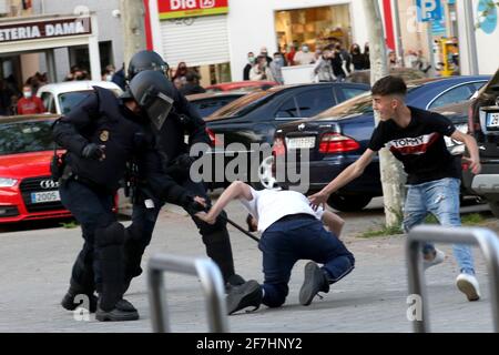 Madrid, Espagne; 07.04.2021.- la police a battu les jeunes.Vox réalise son premier acte de campagne électorale à Madrid dans le quartier de la classe ouvrière de Vallecas. La police nationale s'oppose aux habitants du quartier de Madrid, qui protestaient contre l'acte de campagne du parti d'extrême droite. Le chef du parti, Santiago Abascal, a interrompu son rassemblement et affronte plusieurs participants aux manifestations. VOX avait rassemblé trois cents participants dans le populairement appelé 'la place Rouge' de Vallecas, séparés par un cordon étroit de police, les résidents du quartier ont scandé des cris de prote Banque D'Images