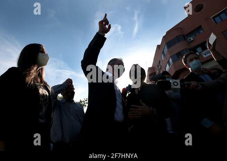 Madrid, Espagne; 07.04.2021.- Ortega Smith, chef de Vox.Vox, réalise son premier acte de campagne électorale à Madrid dans le quartier de la classe ouvrière de Vallecas. La police nationale s'oppose aux habitants du quartier de Madrid, qui protestaient contre l'acte de campagne du parti d'extrême droite. Le chef du parti, Santiago Abascal, a interrompu son rassemblement et affronte plusieurs participants aux manifestations. VOX avait rassemblé trois cents participants dans le populairement appelé 'la place Rouge' de Vallecas, séparés par un cordon étroit de police, les résidents du quartier ont scandé des cris de pro Banque D'Images