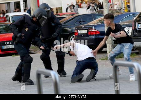 Madrid, Espagne; 07.04.2021.- la police a battu les jeunes.Vox réalise son premier acte de campagne électorale à Madrid dans le quartier de la classe ouvrière de Vallecas. La police nationale s'oppose aux habitants du quartier de Madrid, qui protestaient contre l'acte de campagne du parti d'extrême droite. Le chef du parti, Santiago Abascal, a interrompu son rassemblement et affronte plusieurs participants aux manifestations. VOX avait rassemblé trois cents participants dans le populairement appelé 'la place Rouge' de Vallecas, séparés par un cordon étroit de police, les résidents du quartier ont scandé des cris de prote Banque D'Images