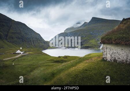 L'ancienne église luthérienne du village de Saksun avec vue sur le falley de saksun sur l'île de Streymoy, îles Féroé, Danemark Banque D'Images