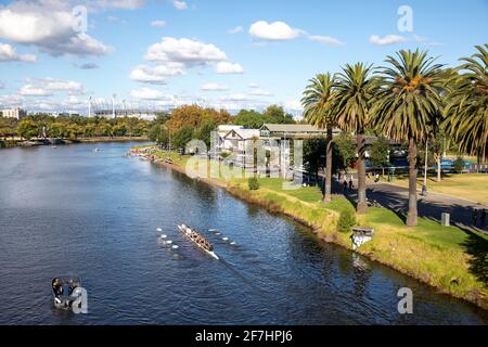La Yarra River Melbourne et les bateaux à rames du RdM, Melbourne Centre-ville, Victoria, Australie Banque D'Images