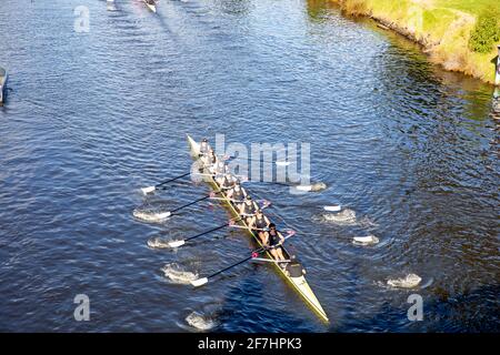 Bateau à rames et équipe sur le fleuve yarra à Melbourne Centre-ville, Victoria, Australie Banque D'Images