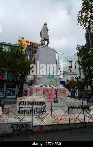 7 avril 2021, El Prado, la Paz, Bolivie. Graffitis par des groupes féministes à la mémoire de Christophe Colomb protestant contre la violence contre les femmes, le nombre de fémicides et la lenteur du système judiciaire dans le traitement des affaires. « ni una menos » signifie « pas un de moins »; « pas de mas muertos » signifie « plus de morts » Banque D'Images