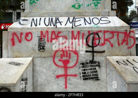 7 avril 2021, El Prado, la Paz, Bolivie. Détail des graffitis des groupes féministes sur la base du monument de Christophe Colomb, protestant contre la violence faite aux femmes, le nombre de fémicides et la lenteur du système judiciaire dans le traitement des affaires. « ni una menos » signifie « pas un de moins »; « pas de mas muertos » signifie « plus de morts » Banque D'Images