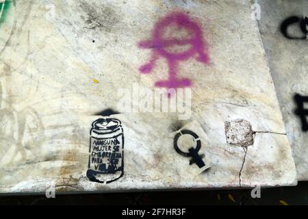 7 avril 2021, El Prado, la Paz, Bolivie. Détail des graffitis des groupes féministes sur la base du monument de Christophe Colomb, protestant contre la violence faite aux femmes, le nombre de fémicides et la lenteur du système judiciaire dans le traitement des affaires. L'écriture sur le CAN se traduit par "aucune femme ne s'ivre pour qu'elle puisse être violée". La Bolivie a l'un des taux les plus élevés de fémicides et de violence contre les femmes en Amérique latine, et la majorité des cas n'ont jamais été courbadés. Banque D'Images