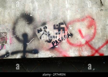 7 avril 2021, El Prado, la Paz, Bolivie. Détail des graffitis des groupes féministes sur la base du monument de Christophe Colomb, protestant contre la violence faite aux femmes, le nombre de fémicides et la lenteur du système judiciaire dans le traitement des affaires. Les mots « cela ne se produira pas » et la swastika font référence à certains cas récents où les manifestations ont été traitées de manière main par la police. Un nombre important de cas ont également impliqué l'abus (ou pire) de femmes par leurs partenaires policiers / militaires, une raison pour laquelle mes nombreuses femmes ont peur de signaler des cas. Banque D'Images