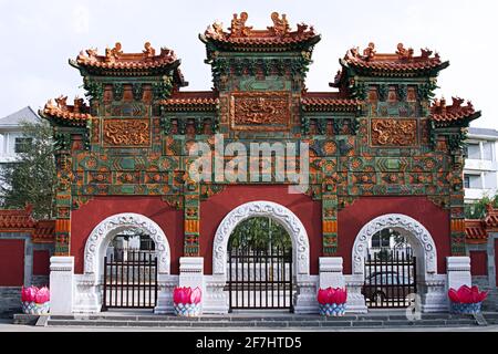 Porte en céramique au Temple Fayuan Banque D'Images