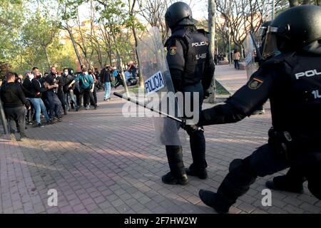 Madrid, Espagne; 07.04.2021.- la police reçoit des pierres et d'autres objets jetés par des voisins.Vox réalise son premier acte de campagne électorale à Madrid dans le quartier de la classe ouvrière de Vallecas. La police nationale s'oppose aux habitants du quartier de Madrid, qui protestaient contre l'acte de campagne du parti d'extrême droite. Le chef du parti, Santiago Abascal, a interrompu son rassemblement et affronte plusieurs participants aux manifestations. VOX avait rassemblé trois cents participants dans le populairement appelé 'la place Rouge' de Vallecas, séparés par un cordon étroit de police, les résidents du n Banque D'Images