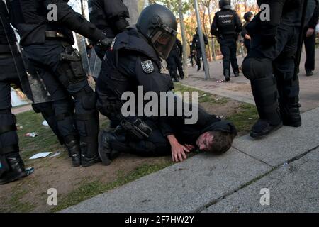 Madrid, Espagne; 07.04.2021.- Vox mène sa première campagne électorale à Madrid dans le quartier de la classe ouvrière de Vallecas.le conflit de la police nationale contre les habitants du quartier de Madrid, qui protestaient contre l'acte de campagne du parti d'extrême droite. Le chef du parti, Santiago Abascal, a interrompu son rassemblement et affronte plusieurs participants aux manifestations. VOX avait rassemblé trois cents participants dans la populairement appelée 'place Rouge' de Vallecas, séparés par un étroit cordon de police, les résidents du quartier ont scandé des cris de protestation contre l'acte de Vox Banque D'Images