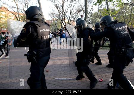 Madrid, Espagne; 07.04.2021.- la police reçoit des pierres et d'autres objets jetés par des voisins.Vox réalise son premier acte de campagne électorale à Madrid dans le quartier de la classe ouvrière de Vallecas. La police nationale s'oppose aux habitants du quartier de Madrid, qui protestaient contre l'acte de campagne du parti d'extrême droite. Le chef du parti, Santiago Abascal, a interrompu son rassemblement et affronte plusieurs participants aux manifestations. VOX avait rassemblé trois cents participants dans le populairement appelé 'la place Rouge' de Vallecas, séparés par un cordon étroit de police, les résidents du n Banque D'Images