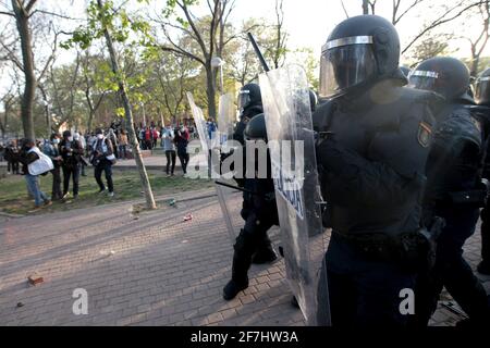 Madrid, Espagne; 07.04.2021.- la police reçoit des pierres et d'autres objets jetés par des voisins.Vox réalise son premier acte de campagne électorale à Madrid dans le quartier de la classe ouvrière de Vallecas. La police nationale s'oppose aux habitants du quartier de Madrid, qui protestaient contre l'acte de campagne du parti d'extrême droite. Le chef du parti, Santiago Abascal, a interrompu son rassemblement et affronte plusieurs participants aux manifestations. VOX avait rassemblé trois cents participants dans le populairement appelé 'la place Rouge' de Vallecas, séparés par un cordon étroit de police, les résidents du n Banque D'Images