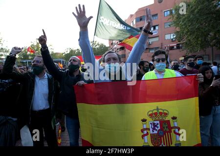 Madrid, Espagne; 07.04.2021.- Vox mène sa première campagne électorale à Madrid dans le quartier de la classe ouvrière de Vallecas.le conflit de la police nationale contre les habitants du quartier de Madrid, qui protestaient contre l'acte de campagne du parti d'extrême droite. Le chef du parti, Santiago Abascal, a interrompu son rassemblement et affronte plusieurs participants aux manifestations. VOX avait rassemblé trois cents participants dans la populairement appelée 'place Rouge' de Vallecas, séparés par un étroit cordon de police, les résidents du quartier ont scandé des cris de protestation contre l'acte de Vox Banque D'Images