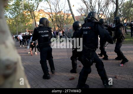 Madrid, Espagne; 07.04.2021.- la police reçoit des pierres et d'autres objets jetés par des voisins.Vox réalise son premier acte de campagne électorale à Madrid dans le quartier de la classe ouvrière de Vallecas. La police nationale s'oppose aux habitants du quartier de Madrid, qui protestaient contre l'acte de campagne du parti d'extrême droite. Le chef du parti, Santiago Abascal, a interrompu son rassemblement et affronte plusieurs participants aux manifestations. VOX avait rassemblé trois cents participants dans le populairement appelé 'la place Rouge' de Vallecas, séparés par un cordon étroit de police, les résidents du n Banque D'Images