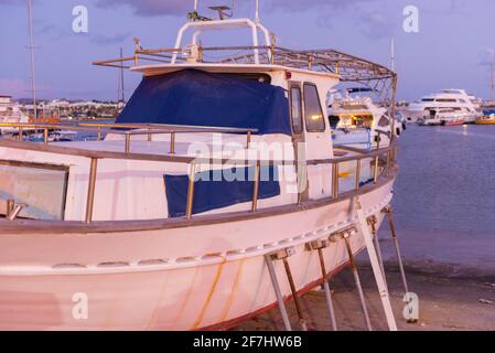 Pathos. Chypre. Novembre 2019. La baie de Paphos à Chypre. Bateau de pêche sur la rive. Banque D'Images