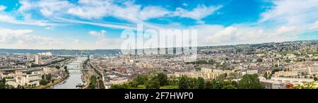 Vue panoramique aérienne de Rouen en une belle journée d'été, France Banque D'Images