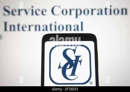 Ukraine. 7 avril 2021. Dans cette illustration, le logo Service Corporation International apparaît sur un smartphone et un écran d'ordinateur. Credit: Pavlo Gonchar/SOPA Images/ZUMA Wire/Alay Live News Banque D'Images