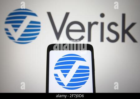 Ukraine. 7 avril 2021. Sur cette photo, le logo Verisk Analytics apparaît sur un smartphone et un écran de pc. Credit: Pavlo Gonchar/SOPA Images/ZUMA Wire/Alay Live News Banque D'Images