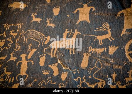 Pétroglyphes sur le rocher de la presse au parc national de Canyonlands, Utah, États-Unis Banque D'Images