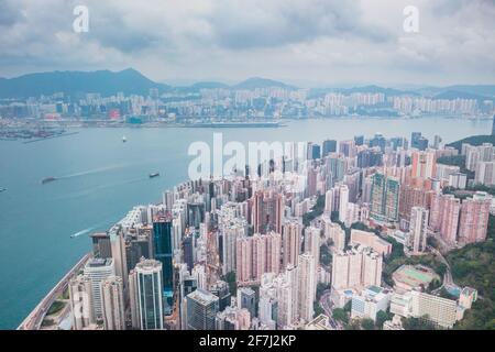 Vue aérienne épique de la scène nocturne du port de Victoria, Hong Kong, à l'heure d'or. Destination de voyage célèbre, métropole Banque D'Images