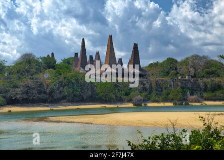 En entrant dans le village traditionnel de Ratenggaro, ses visiteurs ont eu l'impression d'être de retour à l'époque mégalithique, il y a environ 4,500 ans, où il y a Banque D'Images