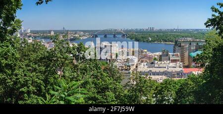 Kiev, Ukraine 07.11.2020. Vue de dessus de Kiev du côté de la Descent Andriyivskyy, Ukraine, un matin ensoleillé d'été Banque D'Images