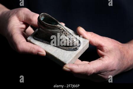 31 mars 2021, Saxe-Anhalt, Möckern: Joachim Streich, joueur de football national record et joueur de but de la RDA, montre le fameux 'Silver football Boot', qu'il a reçu en 1979 pour le prix de joueur de football de l'année de la RDA. En 102 matchs de sélection, l'ancien attaquant a marqué 55 fois et a remporté le bronze olympique en 1972. En outre, il a marqué 229 buts dans 378 matchs d'Oberliga. Le 8 avril 2021, Streich célèbre son 70e anniversaire. (À dpa 'Record Player for Eternity: GDR légende Joachim Streich atteint 70') photo: Ronny Hartmann/dpa Banque D'Images