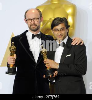 Oscar Winners James gay-Rees, Asif Kapadia dans la salle de presse lors de la 88e cérémonie des Oscars, qui s'est tenue au Dolby Theatre, le dimanche 28 février 2016 à Hollywood, Californie. Photo de Jennifer Graylock-Graylock.com 917-519-7666 Banque D'Images