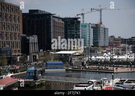 Washington, États-Unis. 07e avril 2021. Un point de vue général du quai, un développement à usages multiples de plusieurs milliards de dollars, à Washington, DC, le mercredi 7 avril, 2021, au milieu de la pandémie du coronavirus. Le quai s'étend le long du front de mer du fleuve Potomac dans le sud-ouest de l'État de Washington, y compris des restaurants, des boutiques, des appartements, des hôtels et des lieux de concerts, tandis que les travaux se poursuivent vers le sud dans un quartier de la ville en pleine douceur. (Graeme Sloan/Sipa USA) Credit: SIPA USA/Alay Live News Banque D'Images