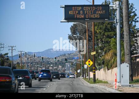 Un forum Caltrans est vu avec les mots “Stop COVID-19 Gardez 6 pieds loin des autres” dans le contexte de la pandémie mondiale de coronavirus, le dimanche 21 février, Banque D'Images