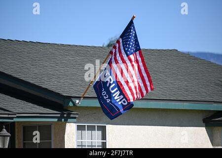 Une maison située au 721 W Citrus St porte un drapeau « Trump 2024 » sous le drapeau américain, le dimanche 21 février 2021 à Colton, en Californie (Dylan Stewart/image of Banque D'Images