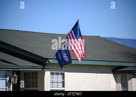 Une maison située au 721 W Citrus St porte un drapeau « Trump 2024 » sous le drapeau américain, le dimanche 21 février 2021 à Colton, en Californie (Dylan Stewart/image of Banque D'Images