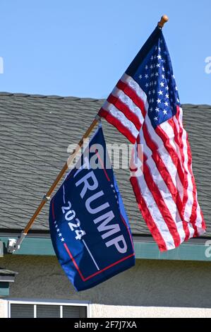 Une maison située au 721 W Citrus St porte un drapeau « Trump 2024 » sous le drapeau américain, le dimanche 21 février 2021 à Colton, en Californie (Dylan Stewart/image of Banque D'Images