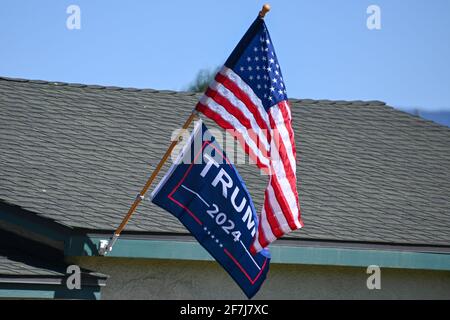 Une maison située au 721 W Citrus St porte un drapeau « Trump 2024 » sous le drapeau américain, le dimanche 21 février 2021 à Colton, en Californie (Dylan Stewart/image of Banque D'Images