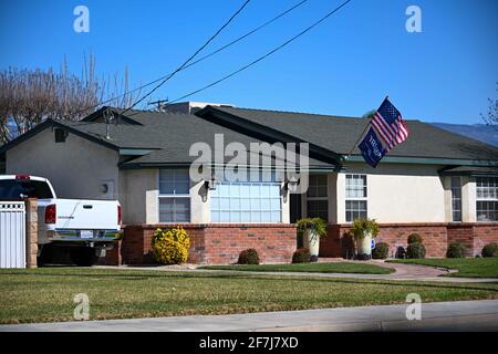 Une maison située au 721 W Citrus St porte un drapeau « Trump 2024 » sous le drapeau américain, le dimanche 21 février 2021 à Colton, en Californie (Dylan Stewart/image of Banque D'Images