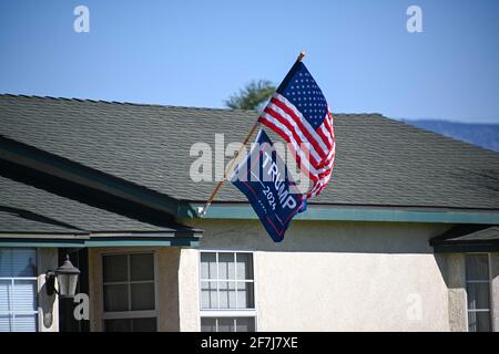 Une maison située au 721 W Citrus St porte un drapeau « Trump 2024 » sous le drapeau américain, le dimanche 21 février 2021 à Colton, en Californie (Dylan Stewart/image of Banque D'Images