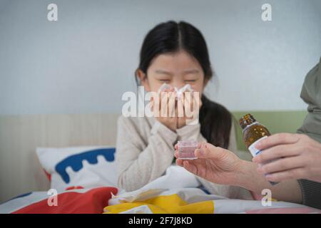 Fille asiatique avec un nez bouché Banque D'Images