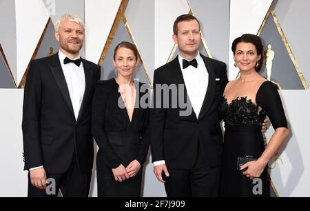 Tobias Lindholm, Pilou Asbaek, Tuva Novotny, Caroline Blanco arrive à la 88e cérémonie des Oscars, qui s'est tenue au Dolby Theatre, le dimanche 28 février 2016 à Hollywood, en Californie. Photo de Jennifer Graylock-Graylock.com 917-519-7666 Banque D'Images