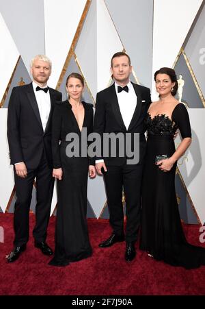 Tobias Lindholm, Pilou Asbaek, Tuva Novotny, Caroline Blanco arrive à la 88e cérémonie des Oscars, qui s'est tenue au Dolby Theatre, le dimanche 28 février 2016 à Hollywood, en Californie. Photo de Jennifer Graylock-Graylock.com 917-519-7666 Banque D'Images