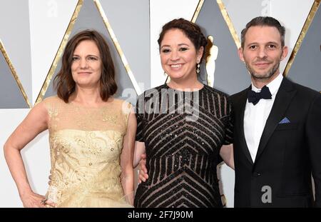 Liz Garbus, Amy Hobby, Justin Wilkes arrive à la 88e cérémonie des Oscars, qui s'est tenue au Dolby Theatre, le dimanche 28 février 2016 à Hollywood, Californie. Photo de Jennifer Graylock-Graylock.com 917-519-7666 Banque D'Images