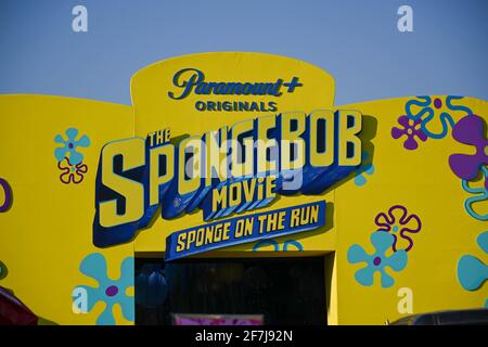 Vue générale d'un film de Paramount+ drive-in montrant le film Spongebob : Sponge on the Run au Rose Bowl, vendredi 26 février 2021 à Pasadena Banque D'Images