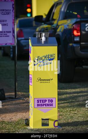 Vue générale d'un film de Paramount+ drive-in montrant le film Spongebob : Sponge on the Run au Rose Bowl, vendredi 26 février 2021 à Pasadena Banque D'Images