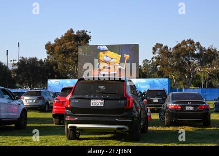 Vue générale d'un film de Paramount+ drive-in montrant le film Spongebob : Sponge on the Run au Rose Bowl, vendredi 26 février 2021 à Pasadena Banque D'Images