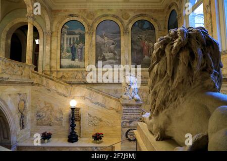 Statues de lions et galerie Puvis de Chavannes avec grand escalier De Boston Central Library.Boston.Back Bay.Massachusetts.USA Banque D'Images