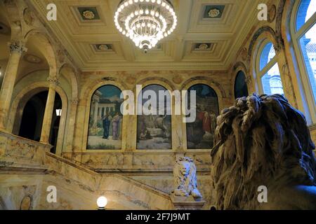 Statues de lions et galerie Puvis de Chavannes avec grand escalier De Boston Central Library.Boston.Back Bay.Massachusetts.USA Banque D'Images