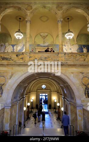 Vue sur le hall d'entrée depuis le Grand escalier de Boston Central Library.Boston.Back Bay.Massachusetts.USA Banque D'Images