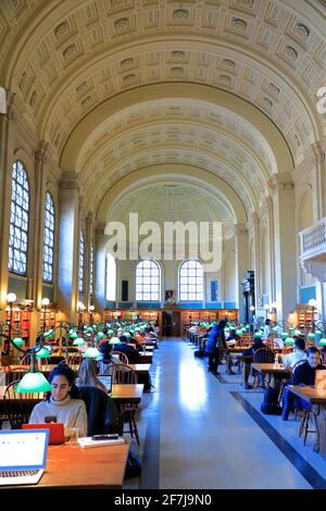 Les statues des académiciens et des érudits dans la lecture principale Salle alias Bates Hall à Boston Central Library.Back Bay.Boston.Massachusetts.USA Banque D'Images