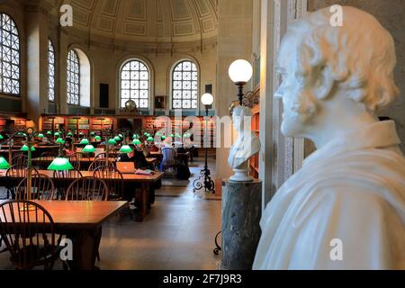 Les statues des académiciens et des érudits dans la lecture principale Salle alias Bates Hall à Boston Central Library.Back Bay.Boston.Massachusetts.USA Banque D'Images