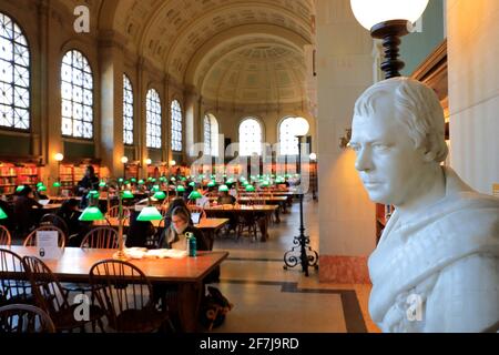 Les statues des académiciens et des érudits dans la lecture principale Salle alias Bates Hall à Boston Central Library.Back Bay.Boston.Massachusetts.USA Banque D'Images